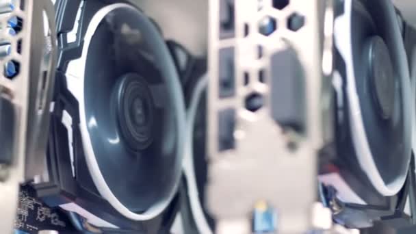 Gros plan des bobines de cartes vidéo pendant le processus d'extraction de crypto-monnaie 