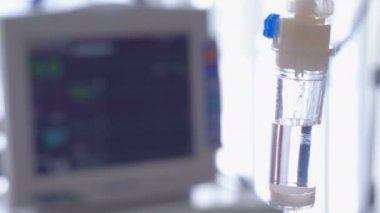 İçinde bırakarak normal salin ile bir damla şişesi yakın çekim