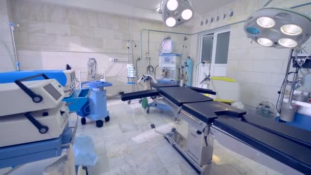 Široký úhel pohledu místnost vybavenou moderní operace. — Stock video