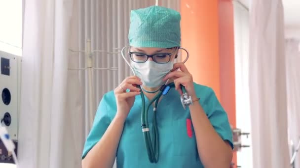 Μια γυναίκα γιατρό με ένα στηθοσκόπιο είναι να ακούτε μια ανάσα ασθενείς — Αρχείο Βίντεο