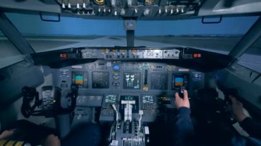 Uçak çıkartıyor, pilotlar kokpitte vardır.