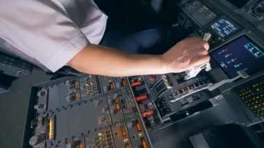 Bir pilot, bir uçuş simülatörü uçak kolu üzerinde elini tutar. 4k.