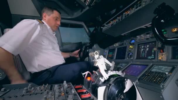 Um piloto prepara-se para um voo, montando equipamentos de aviões. 4K . — Vídeo de Stock