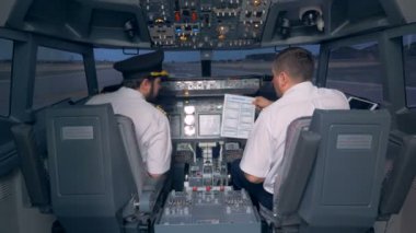 Pilotlar uçuş simülatörü bir kokpit içinde bir el okuyun. 4k.