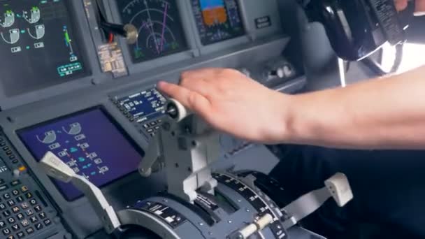 Un aviateur contrôle un avion dans un cockpit, gros plan . — Video