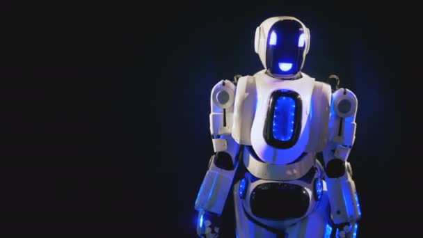 Nouveau robot tourne et pointe avec les doigts . — Video