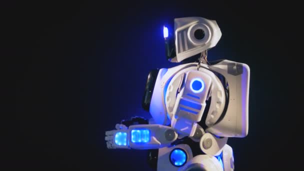 Un robot gira con los brazos delante. . — Vídeo de stock