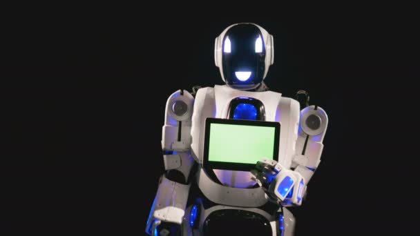 Nuovo robot punta al cromakey board nelle sue mani . — Video Stock