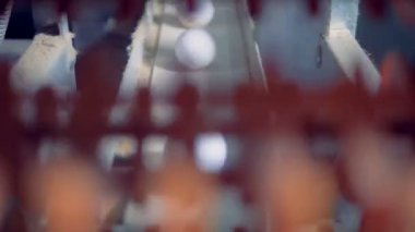 Taşıma kayışı ile taze yumurta kaldırma işlemi yürütülen