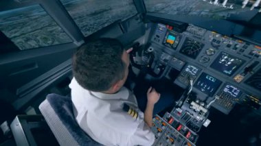 Pilot uçuş simülatörü uçak kontrol eder..