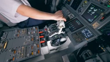Pilot bir kokpit içinde bir kolu üzerinde elini tutar, yakın çekim. 4k.