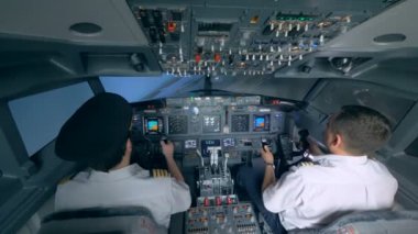 İki pilot uçağı geri bir uçuş simülatörü.