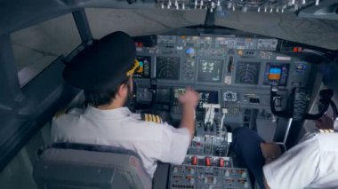 İki pilot bir simülatörde bir uçuş için hazır olun. 4k.