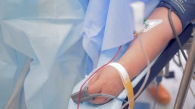 Bir işlem masanın üzerinde yatan bir hasta el