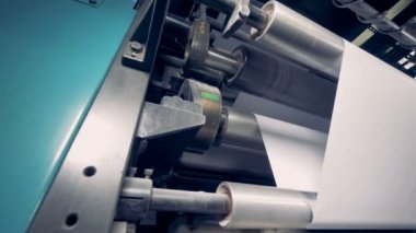 Bir kağıt üretim makinesi yan görünüm. 4k.