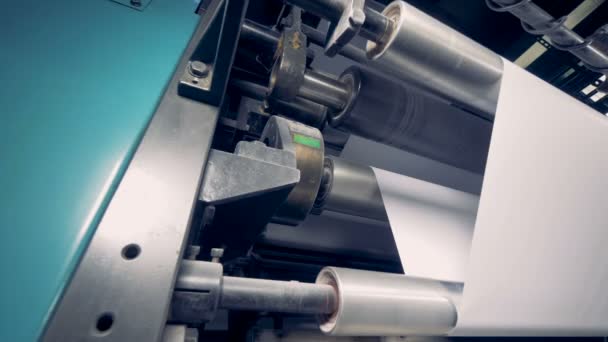 Bir kağıt üretim makinesi yan görünüm. 4k. — Stok video