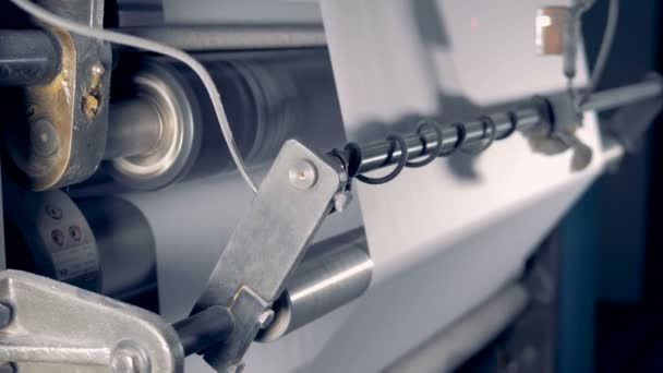 Close up van grote rollen papier op een papier productie-installaties. — Stockvideo