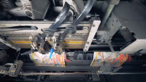 Bovenaanzicht van industriële machine stapelposities tijdschriften één voor één — Stockvideo