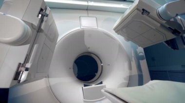 Modern bir hastanede beyaz tomograph.
