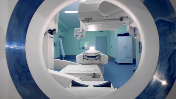 Nézd belsejében egy tomográfia átkutat. — Stock videók