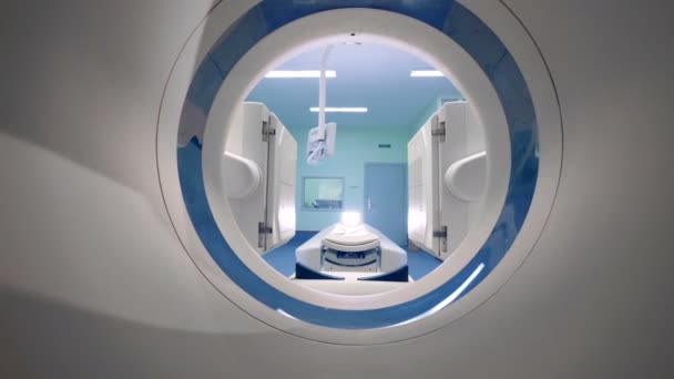 Vista da uno scanner in una clinica . — Video Stock