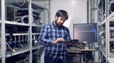Profesyonel madenci cryptocurrency araştırma süreci yönetmek ve etrafına bakarak