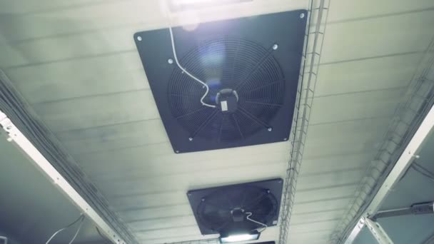 Технічна кімната з двома вентиляторами, встановленими в стелю — стокове відео