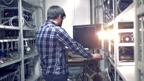 Vista trasera de un hombre adulto trabajando en una plataforma minera — Vídeos de Stock