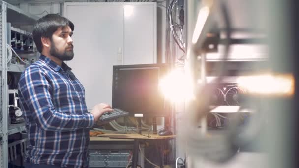 Programador masculino está sosteniendo un teclado y siguiendo el proceso de minería criptomoneda — Vídeos de Stock