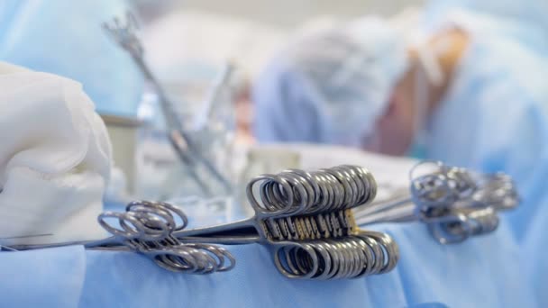 Gros plan d'instruments chirurgicaux couchés sur un plateau médical — Video