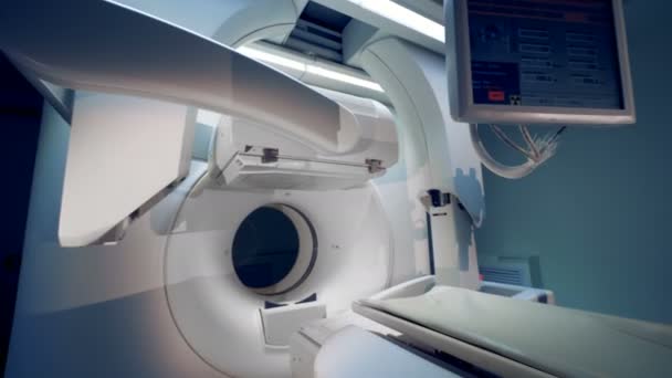Moderne medizinische Geräte, Tomographie-Scanner. — Stockvideo