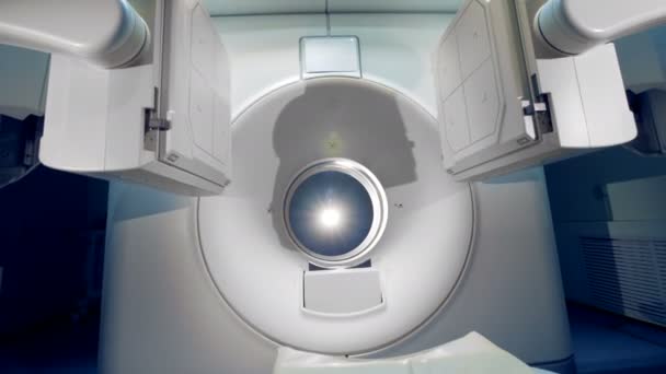 Ny medicinsk utrustning i aktion. Vita tomografiska scanner i ett modernt sjukhus. — Stockvideo