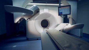 Monitör ile yeni bir tomograph. Tıbbi bir makinenin bir monitör ile geniş açı.