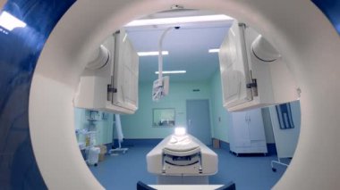 CT tarayıcıları panelleri bir klinikte çalışıyorum. Tomografi tarayıcılar panelleri bir odaya taşıyın.