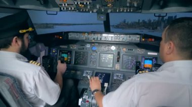 Bir uçuş simülatörü bir airbus pilotları kontrol.