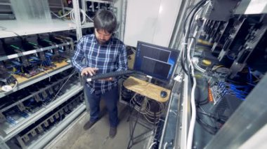 Bu bitcoin madenciliği işlemi denetleme erkek uzmanı ile araştırma sondaj platformu