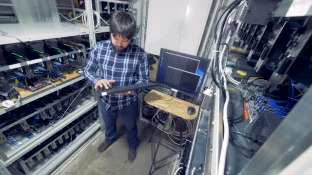 Bergbau Rig Mit Einem Mannlichen Spezialisten In It Controlling Bitcoin Mining Prozess - 