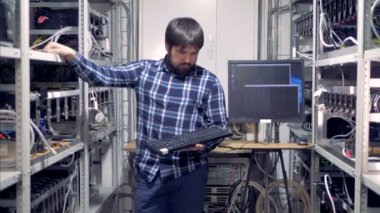 Cryptocurrency araştırma uzman bir araştırma sondaj platformu biriminde duran ve kameraya bakıyor