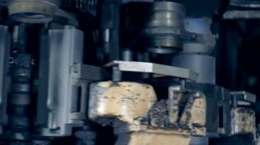 Cam şişeler bir tesisinde özel bir mekanizma yapılır. 4k.