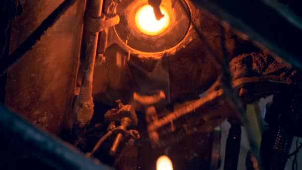 Speciale machine snijdt gesmolten glas in een fabriek, close-up. — Stockvideo