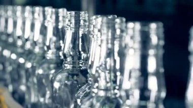 Çok sayıda boş şişeler bir montaj hattı üzerinde taşımanız yakın çekim.