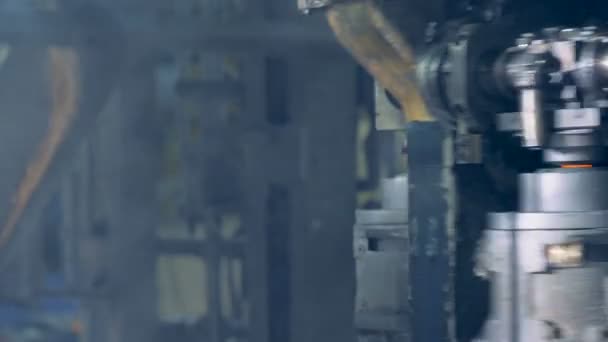 Un travailleur vérifie le processus de fusion des bouteilles, fermer .