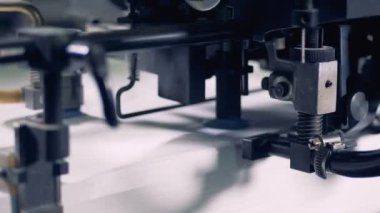 Birden çok kağıda bir fabrika mekanizması tarafından taşındı, yakın çekim