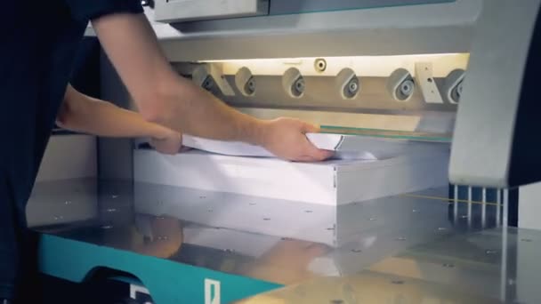従業員は他の杭に紙の束を追加してその両側を切断を取得 — ストック動画