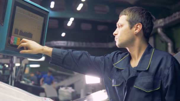 Homem trabalhando com máquina computadorizada operando com linha de fábrica na fábrica indutrial . — Vídeo de Stock