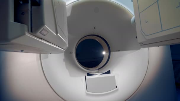 Proces práce velké tomografických skeneru. 4k. — Stock video