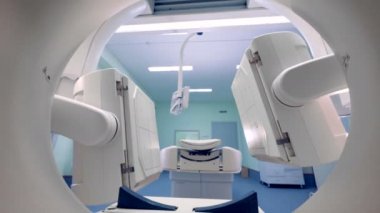 Beyaz tomograph bir klinikte çalışıyor.