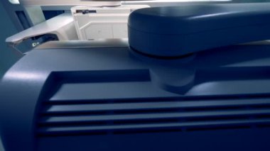 Çalışma sürecinde yeni tomografik makine yakın çekim.