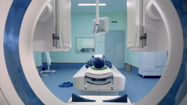 Tomograph panelleri bir kişinin hareket. Hasta manyetik rezonans görüntüleme, tıbbi muayene.