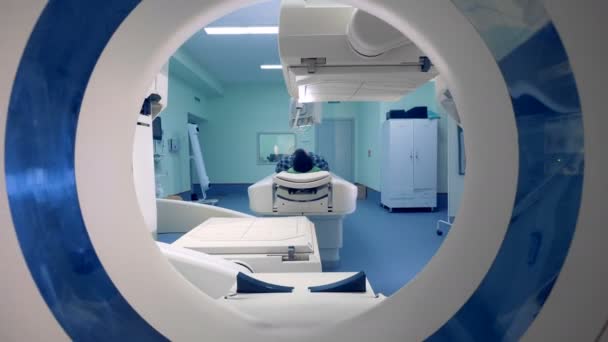 Νοσοκομείο Αρσενικός ασθενής σε μαγνητική τομογραφία, τομογράφο, σαρωτή. — Αρχείο Βίντεο